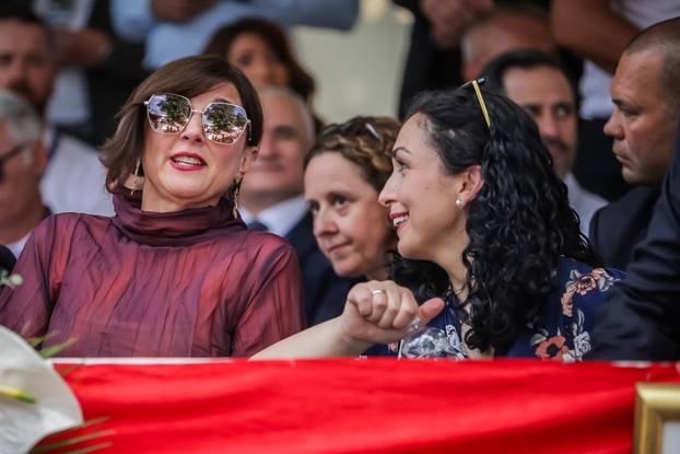 Što nosi Sanja Musić Milanović? Dizajnerski nakit, sunčane od 130 eura,  odjeća sa sniženja...