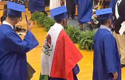 Srednjoškolac u Americi na maturi nosio meksičku zastavu, škola mu odbila dati diplomu