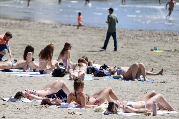 Split: Sunčanje na Bačvicama