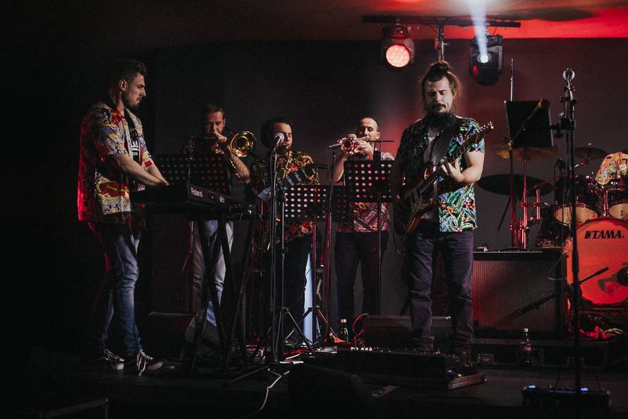 Electric Corn: 'Publiku vodimo na dva sata plesnog putovanja'