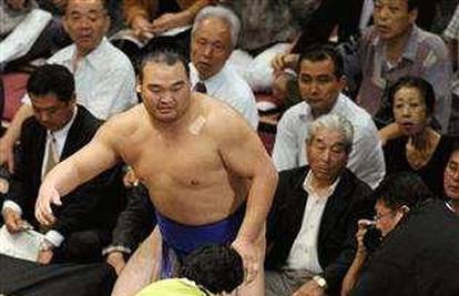 Tokio: Žena upala u ring, sumo hrvači bili u panici