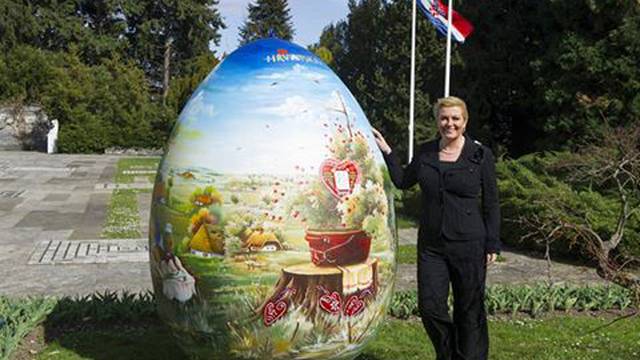 Hit na Facebooku: Predsjednica se fotografirala uz golemo jaje