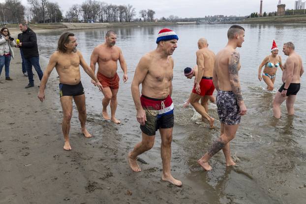 Osijek: Tradicionalno kupanje i picigin u rijeci Dravi