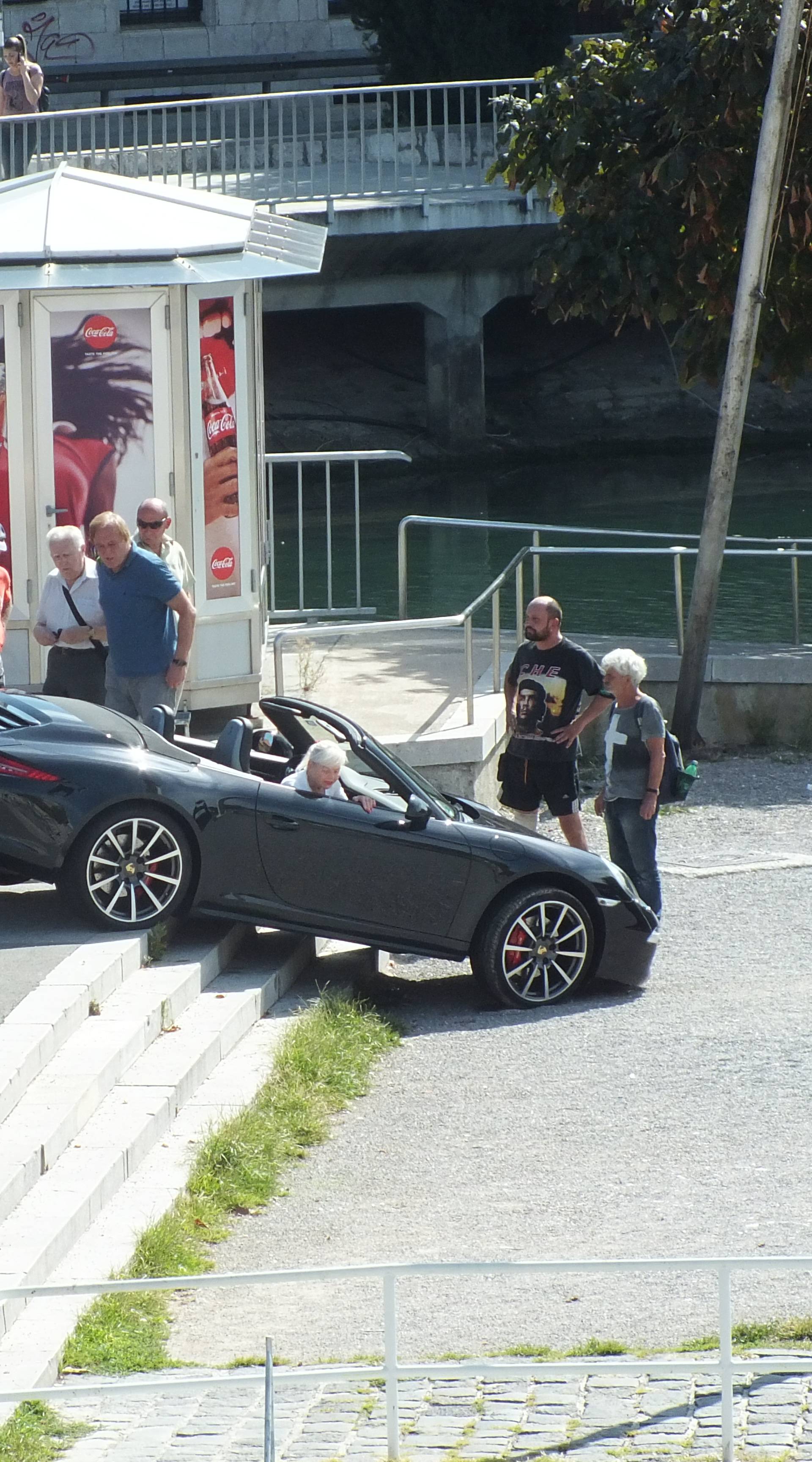 Porsche "sletio" niz stepenice: Vozač je tražio parking u Rijeci