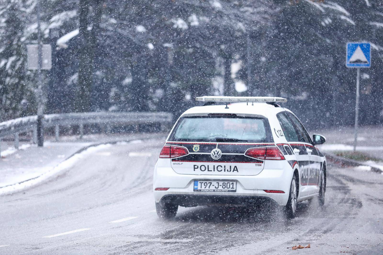 Sarajevo: Otežano prometovanje automobilima zbog snijega koji pada