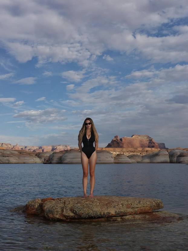 Zanosna Sydney Sweeney u haljini koja joj naglašava obline