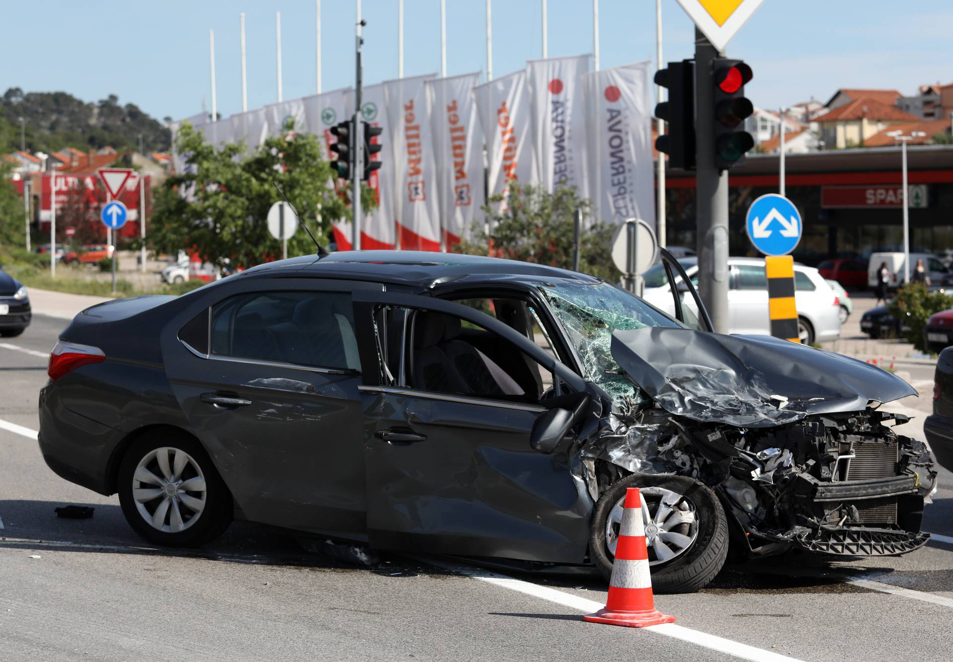 Šibenik: Prometna nesreća na magistrali između automobila i kamiona