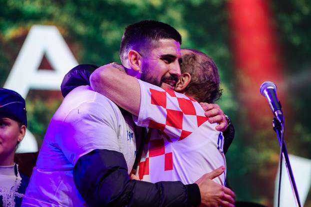 Zadar: Livaković i Erlić na bini u društvu Mladena Grdovića pjevali okupljenima