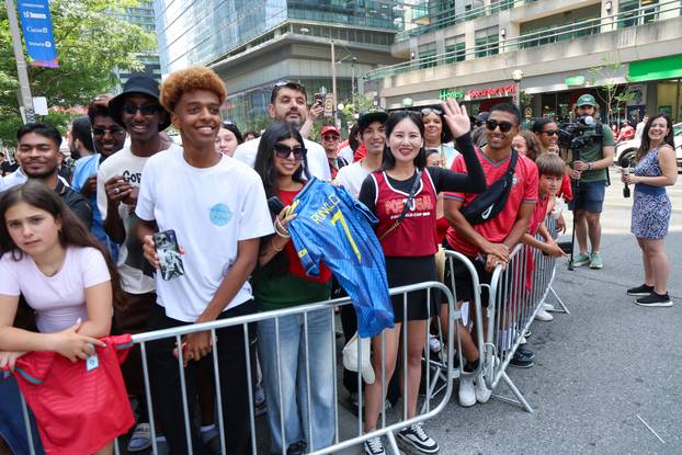 SP 2026 Toronto: Ispred Hotela Delta zajedničko fotografiranje odradili su hrvatski i portugalski navijači