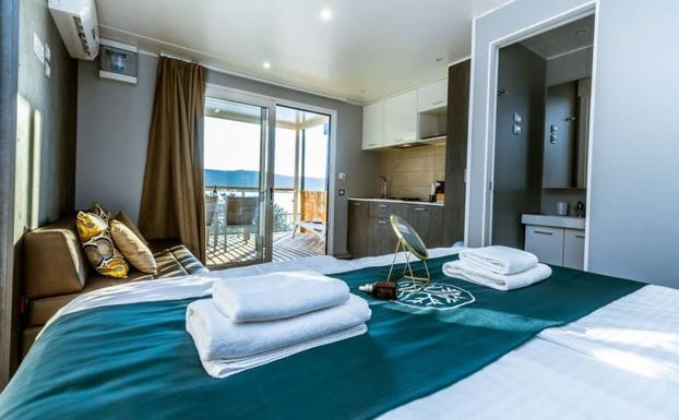 Prodaje se luksuzna mobilna kućica u Tisnom kraj plaže. Ima 22 kvadrata. Cijena? 'Povoljna'