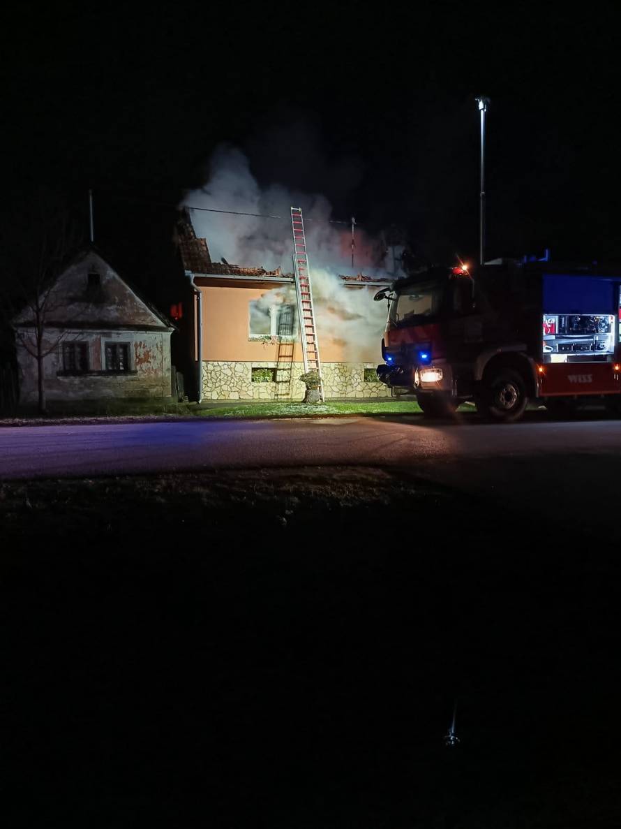FOTO Užas kraj Slavonskog Broda: 'Žena je sama pokušala spasiti kuću, ali sve je izgorjelo'
