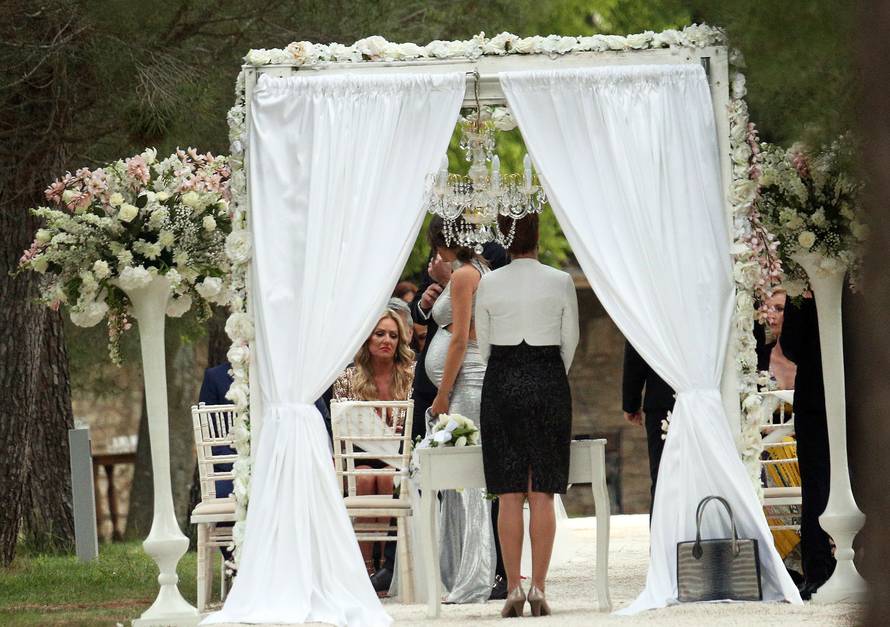 Udala se Maja: Majka ju pratila do Nenada, haljinu radio Mačak