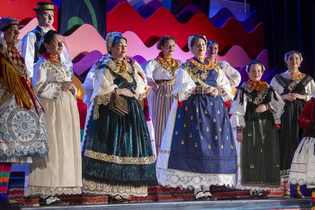 Županja: U sklopu 59. Šokačkog sijela održana Revija narodnih nošnji zlatara