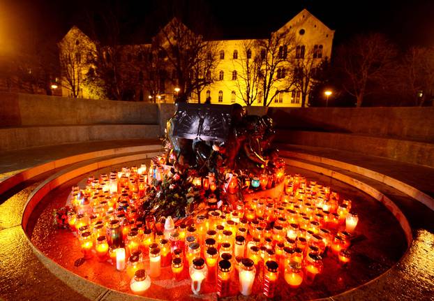 Lampaši za Akija Rahimovskog upaljeni kod Zdenca života ispred HNK u Zagrebu