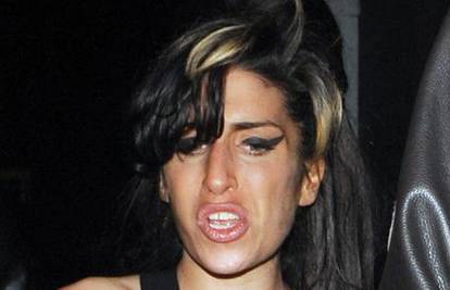 Amy Winehouse brže puni krigle nego što piše pjesme