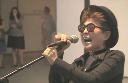 Yoko tri minute simulirala glasni orgazam u muzeju 
