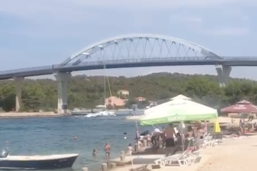 Jedrilica slomila jarbol ispod mosta Ždrelac