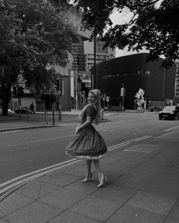 FOTO Mlada ljepotica obožava vintage stil - u retro krpicama donosi seksepil iz 1950-ih