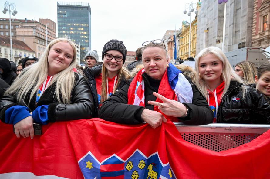 Zagreb: Počelo okupljanje građana za svečani doček rukometnih reprezentativaca nakon osvojene bronce na Europskom prvenstvu