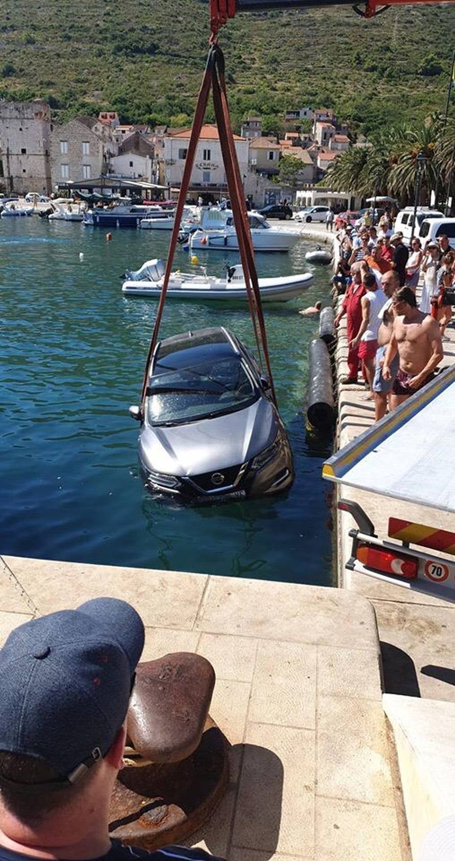 Zaboravio podići ručnu: Auto  mu je na Visu završio u moru