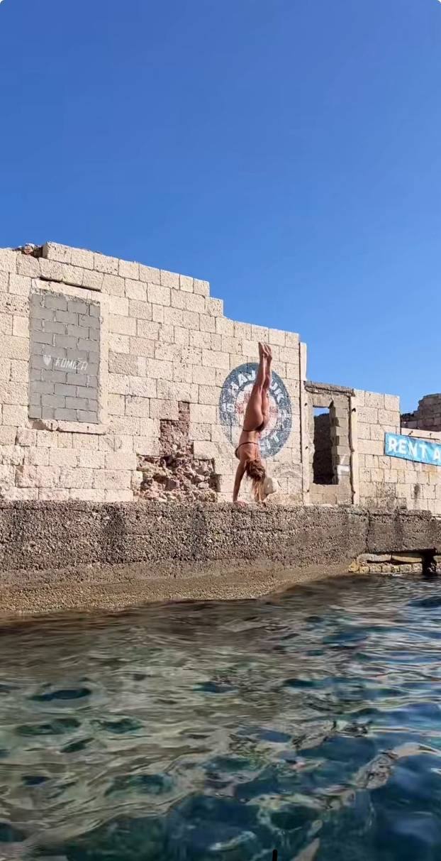 FOTO Mama Renata plesala na plaži: Ispod suknje su provirile tangice, pokazala vitku figuru