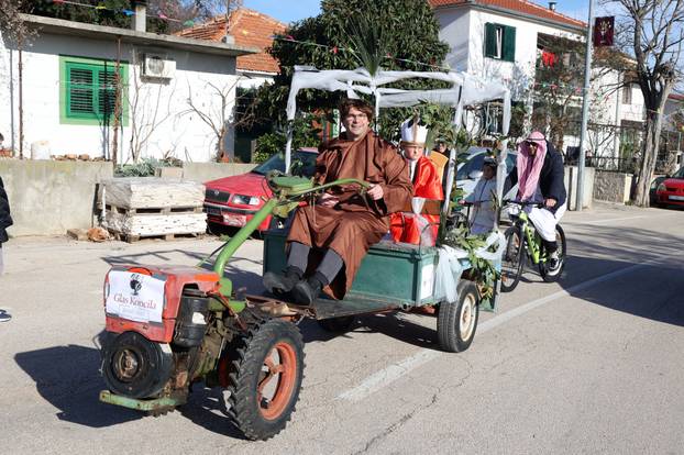 Jezera: Maškarana povorka prodefilirala je Jezerima