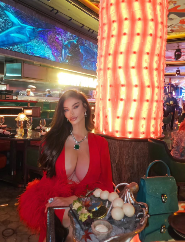 FOTO Starleta Soraja pokazala nikad veći dekolte: Grudnjak je bio višak