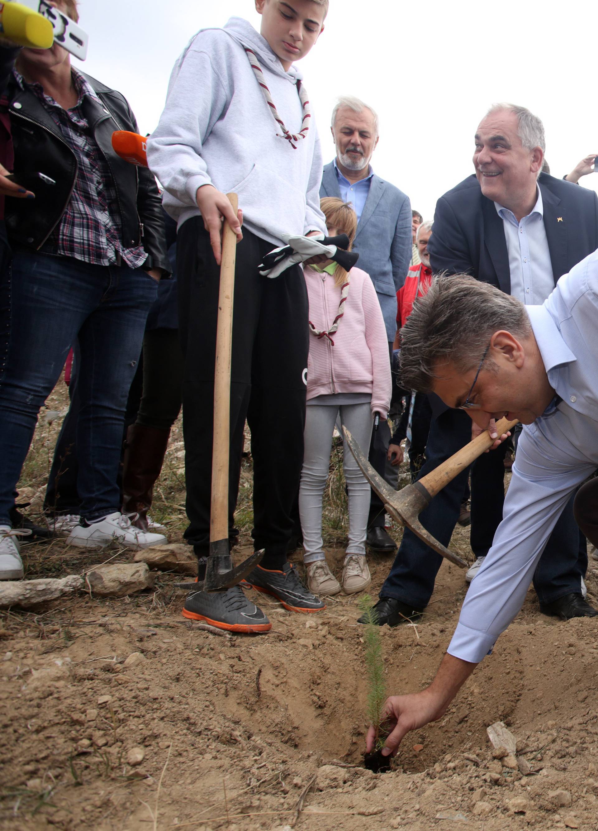 KuÄine: Premijer PlenkoviÄ u akciji poÅ¡umljavanja posadio pitomi bor