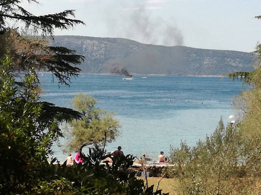 Kod Cresa je izgorio i potonuo gliser: 'Putnici su počeli skakati u more kako bi se spasili...'