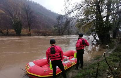 Dva radnika pala su u rijeku Bosnu: Otkačila se košara dizalice, spasioci su na terenu