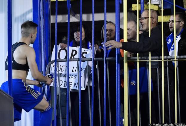 Zagreb: Mislav Oršić obožavateljici poklonio dres za njen rođendan