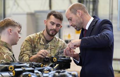 Princ William se prisjetio svojih slavnih dana: Zasukao rukave pa popravljao vojni helikopter