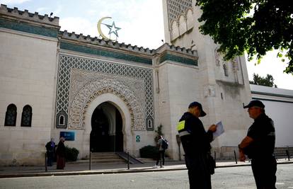 Srbi postavili svinjske glave ispred devet džamija u Parizu?