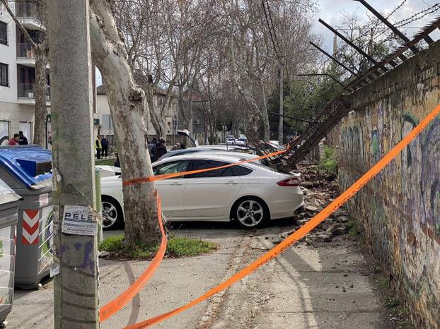 In Dobanovacka Street in Zemun, the wall, that is, the brick fence, of the FC Zemun stadium fell, and on that occasion, eight parked cars were damaged.U Dobanovackoj ulici u Zemunu pao je zid, odnosno ograda od cigle, stadiona FK Zemun i tom prilikom os