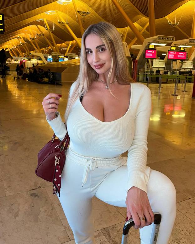 FOTO Govore joj da nije REALna: Zbog zanosne Marije se vrpolje sugovornici dok ih intervjuira