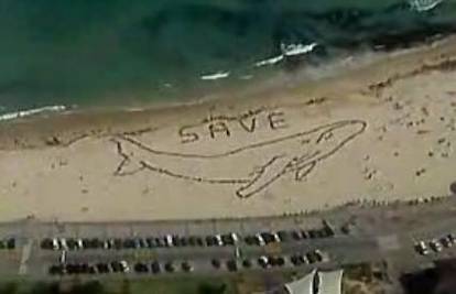 Stotine ljudi oformili oblik kita na australskoj plaži