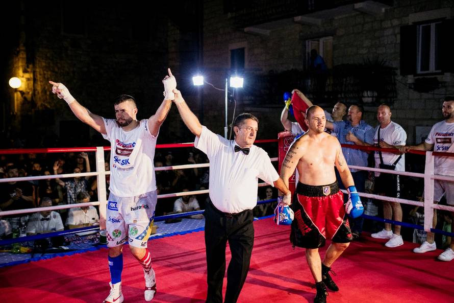 Borilački spektakl za Cikatića: Uz ring u Kaštelima 2000 ljudi