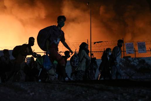 Drama na Lezbosu: Vatra guta kamp, tisuće migranata bježi, neki od njih imaju koronu