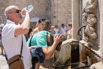 FOTO Temperature visoke, a turisti u Dubrovniku se opustili. Mogli bi biti kažnjeni, evo zašto