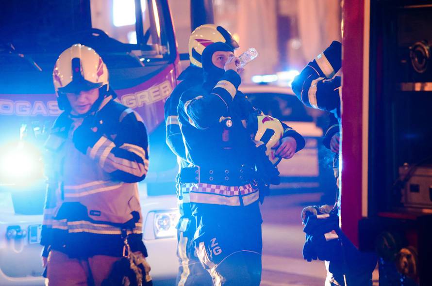 Zagreb: Vatrogasci u novogodišnjoj noći gasili požar na krovu nebodera