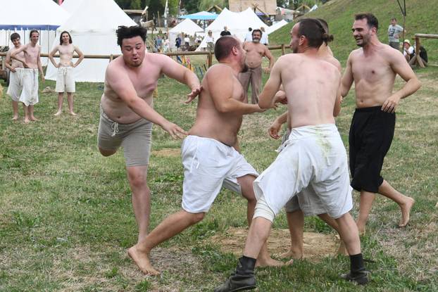 Koprivnica: Prikaz srednjovjekovnog ragbija na Renesansnom festivalu