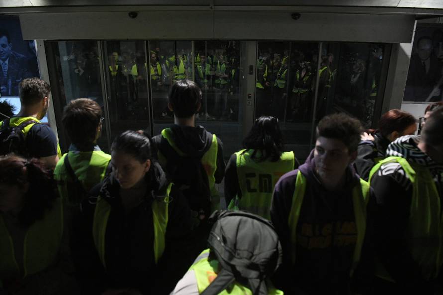 FOTO Zajedništvo na putu do Beograda! Student nosi kolegicu na leđima: 'Stiže Niš'