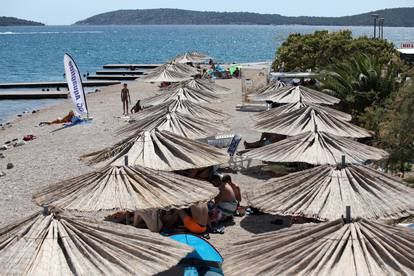 FOTO Spas od paklenog vala mnogi su potražili u rijekama i morima: Plaže krcate turistima