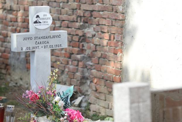 Osijek: Grob Jove Stanisavljevića Čaruge na Aninom groblju