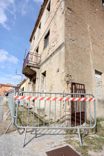 Posljedice potresa na Krku: Pala žbuka s dvokatnice, oštećen je suhozid, s kuće je pao dimnjak