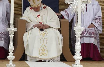 Papa zaspao usred mise na Malti, biskup ga probudio