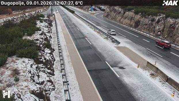 FOTO Snijeg pao i u Splitu! Bijeli se i autocesta u okolici grada: Pogledajte prizore iz Dalmacije