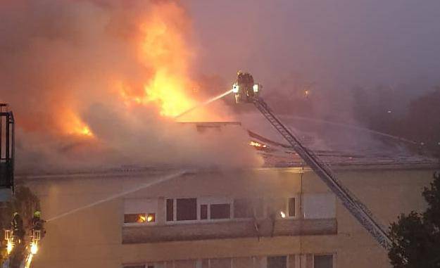 VIDEO Osnovna škola u Zagrebu gorjela više od dva sata, jedan vatrogasac je lakše ozlijeđen