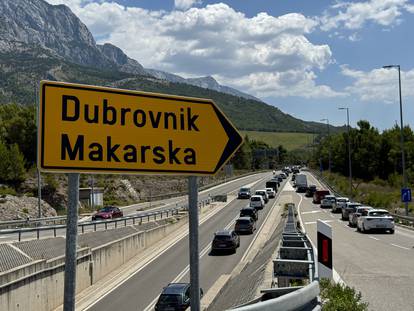 Krcata plaža u Baškoj Vodi, ogromna kolona do Makarske