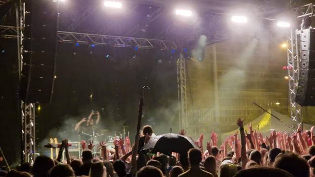 S.A.R.S. raspametio publiku u Zagrebu: Obožavatelji na kiši plesali i pjevali u glas s bendom